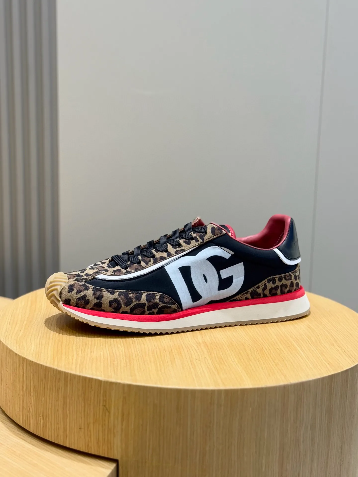 Factory price: 438💰DG Cushion high-end men's sports and casual shoes made of spliced materials. The new Cushion sports shoes are made of two-color suede upper｜Contrasting mesh printing on the side and DG cross logo are the finishing touch｜The lightweight and grippy rubber outsole adopts an innovative design to provide excellent performance｜The jacquard label adds timeless style｜Original imported cowhide, multiple material splicing design, imported cowhide lining Cowhide feet, original TPR elastic outsole Size: 39-44 (customized at 38.45)